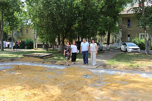 Депутат Мособлдумы Жолобов осмотрел начало реконструкции детских игровых площадок в поселке Электроизолятор