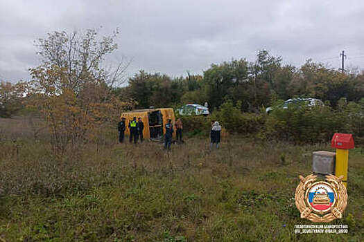 Автобус со школьниками опрокинулся в кювет в Башкирии