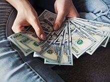 Финансисты посоветовали гражданам в РФ конвертировать или вложить в активы доллары и евро
