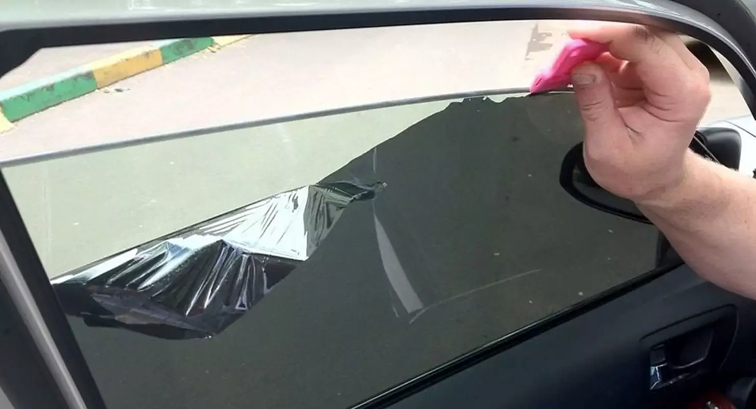 Как убрать тонировку со стекла автомобиля?