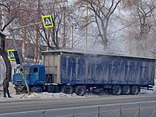 В Новосибирске перевозивший кур грузовик врезался в светофор
