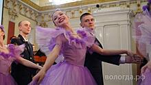 Танцу все возрасты покорны: школьники, курсанты, активисты центра «Забота» приняли участие в кадетском балу в Вологде