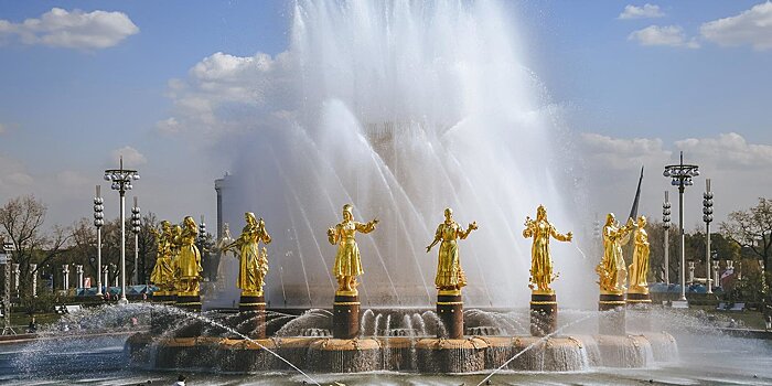 Бронзовые гуси и голубое дерево, или Самые необычные фонтаны Москвы