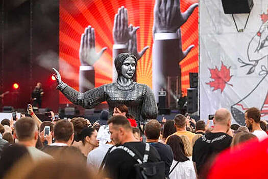 Начался рок-фестиваль "Чернозем", символом которого стала скульптура "Аленка"