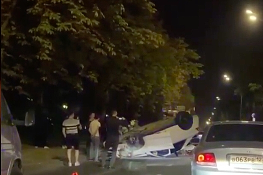 В центре Краснодара перевернулся внедорожник Mercedes-Benz