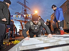 В Мурманске трое силачей отбуксировали калининградский парусник «Седов» и побили мировой рекорд
