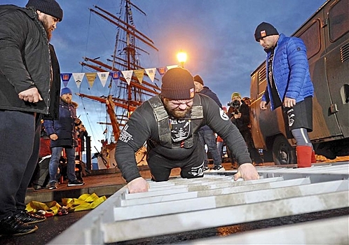 В Мурманске трое силачей отбуксировали калининградский парусник «Седов» и побили мировой рекорд