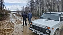 В Олёкминском районе Якутии полицейские оказывают помощь жителям подтопленных населённых пунктов