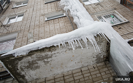 В Перми фасад дома покрылся слоем льда