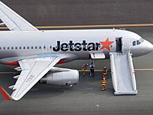 Стюардесса выгнала пассажира без руки с места у аварийного выхода