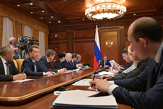 Медведев призвал регионы расширять применение льгот на вывоз мусора