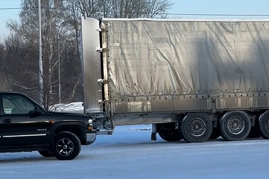 Саперы обследовали подозрительную фуру у гипермаркета в Бердске
