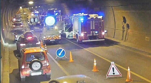 Грузовик протаранил автомобили в Лефортовском тоннеле