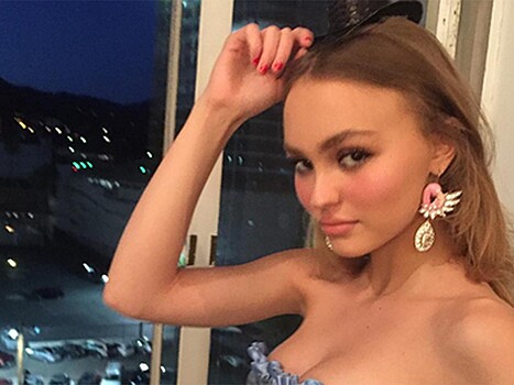 Дочь Джонни Деппа снялась для журнала в кофте с перьями