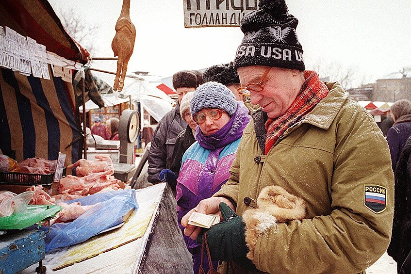 Покупатели на рынке в Москве, январь 1999.