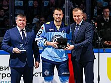 Капитан «Сибири» Сергей Широков получил памятную медаль за 250 заброшенных шайб