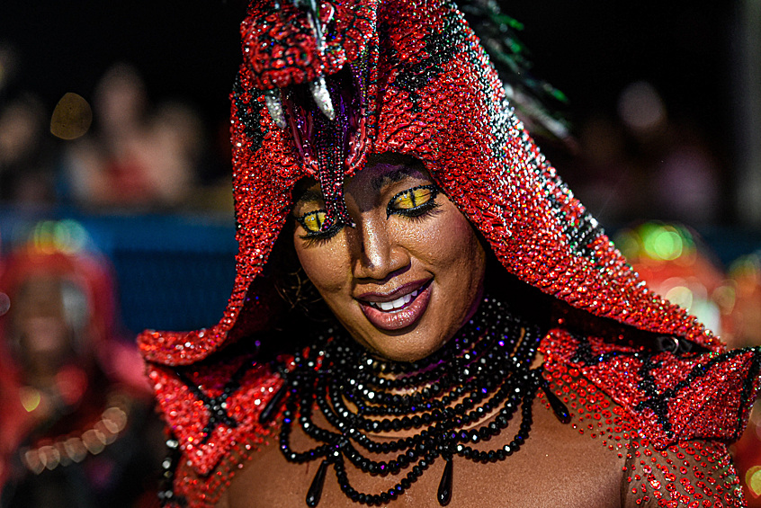 Участница карнавала на параде в Рио-де-Жанейро