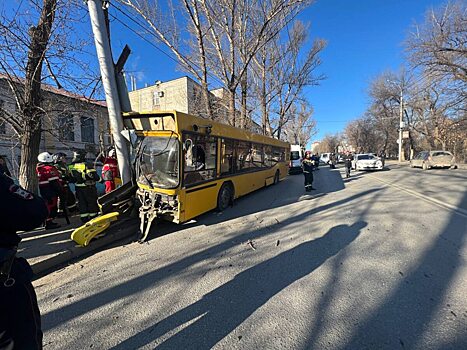 В аварии с автобусом в Саратове пострадали 10 человек