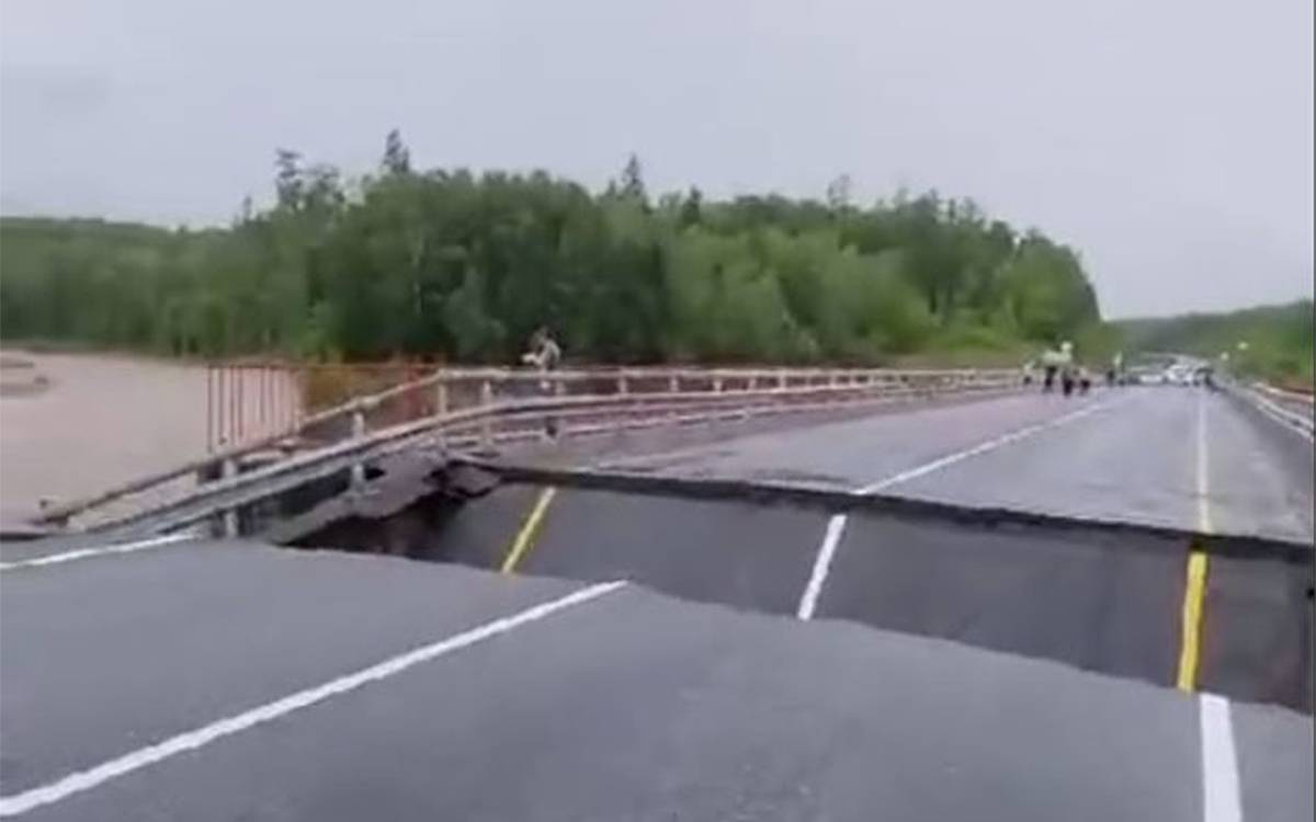 На российской федеральной трассе рухнул мост