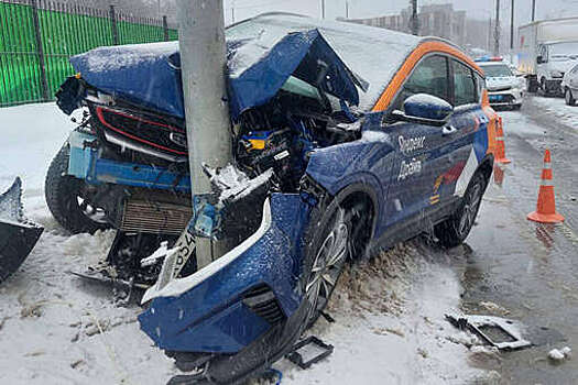 В Подмосковье подросток влетел в столб на машине каршеринга