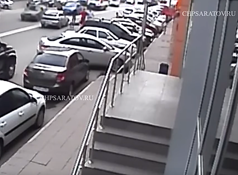 На Кутякова "ВАЗ" сбил пешехода: опубликована запись камеры видеонаблюдения