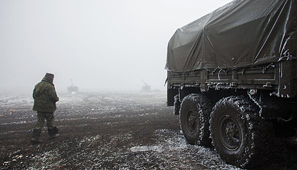 ВСУ грузовиками вывозят тела погибших бойцов под Дебальцево