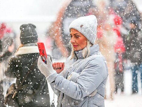 "Снег мелкий и бесконечный": пользователи соцсетей поделились кадрами метели в Москве