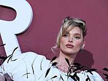 Бывший «ангел» Victoria's Secret показалась в платье с декольте