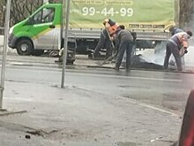 В Калининграде дорожники укладывают асфальт в лужи