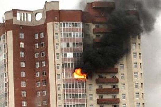 В доме на Новоколомяжском проспекте тушили крупный пожар