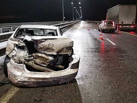 На пустой трассе М-11 пьяный водитель на "Мазде" влетел в фуру
