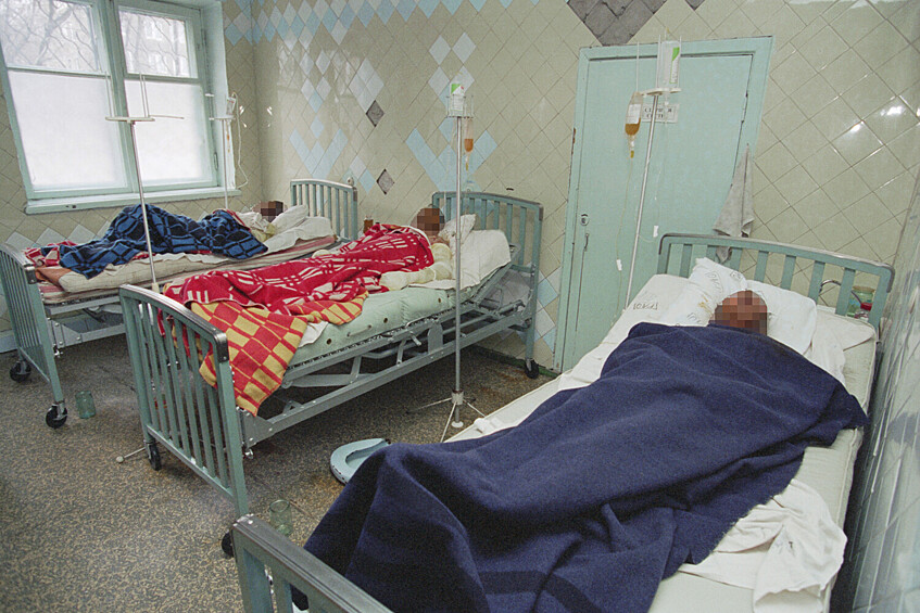 Взрыв на шахте «Авангард». Город Партизанск. Обгоревшие шахтеры в реанимационном отделении больницы города Партизанск, Приморский край, Россия, 19 января 1998 года