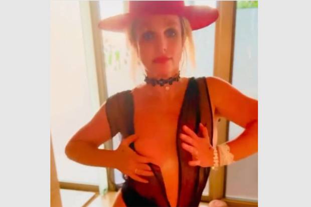 Бритни Спирс станцевала перед камерой с обнаженной грудью из любви к откровенным фото