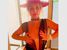 Бритни Спирс станцевала перед камерой с обнаженной грудью