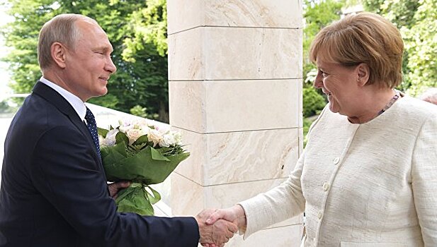 Немцам объяснили значение букета Путина