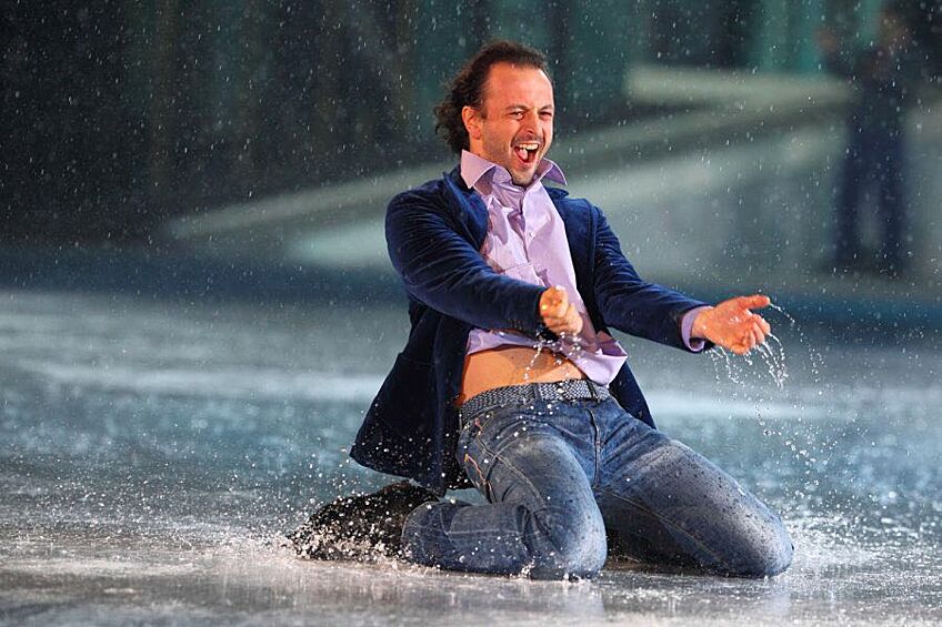 Слухи о романе между Арзамасовой и Авербухом появились летом. В сентябре пара появилась в шоу «Вечерний Ургант», где впервые рассказала о своих отношениях. 