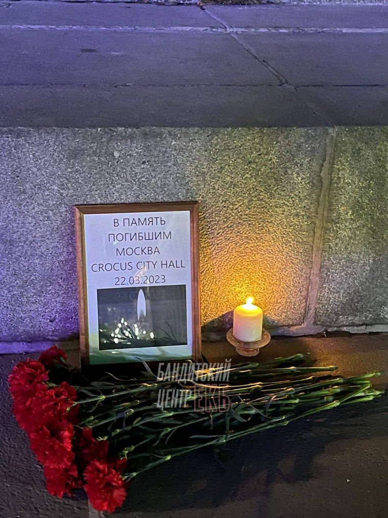 В Екатеринбурге появился стихийный мемориал после теракта в «Крокусе»