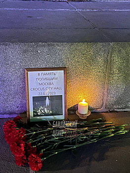 В Екатеринбурге появился стихийный мемориал после теракта в «Крокусе»