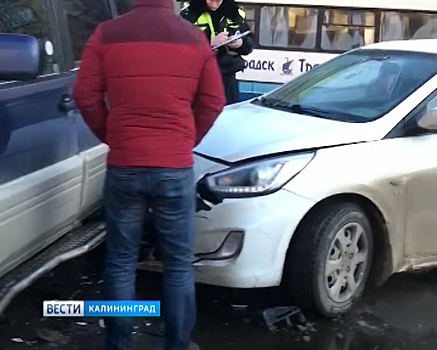 На Ленинском проспекте внедорожник перегородил одну из полос движения