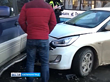 На Ленинском проспекте внедорожник перегородил одну из полос движения