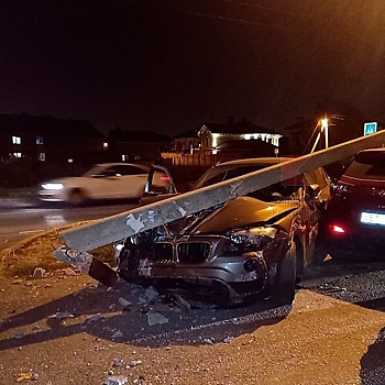 В Краснодаре столб, который сбил BMW, упал на припаркованный автомобиль