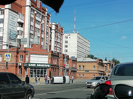 В Кургане у гостиницы «Москва» снова перевернулась машина