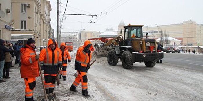 Спецтехника приступила к противогололедной обработке дорог из-за снегопада