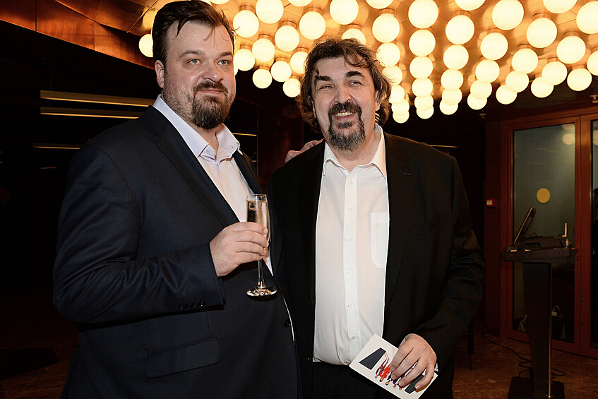 Спортивный комментатор, телеведущий Василий Уткин и директор Центрального Дома актера имени А.А.Яблочкиной, актер Игорь Золотовицкий (справа) на премьере фильма "День выборов 2" режиссера Александра Баршака в кинотеатре "Москва", 2016 год