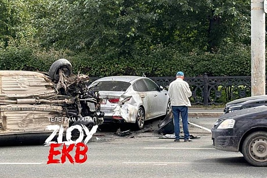 В центре Екатеринбурга перевернулась иномарка