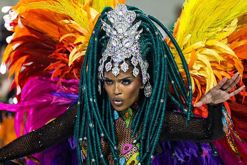 Участница карнавала на параде в Рио-де-Жанейро