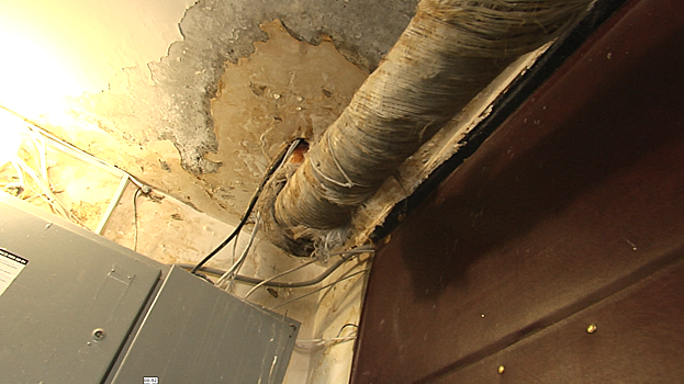 «У нас даже обгорел провод, и почти загорелись обои»: коммунальщики не могут отремонтировать крышу дома в Ивантеевке