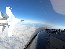 Появились кадры, как Су-35 дерзким маневром напугал летчика F-16 ВВС США