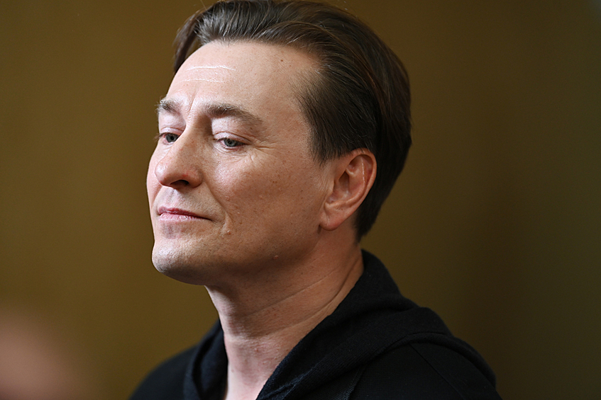 Сергей Безруков не просто актер. Список его должностей настолько длинный, что вряд ли кого-то оставит равнодушным. Сегодня, 18 октября, звезда отмечает свой 48-й день рождения.