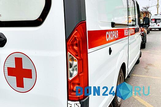 Двух человек госпитализировали после ДТП со столбом в Ростовской области